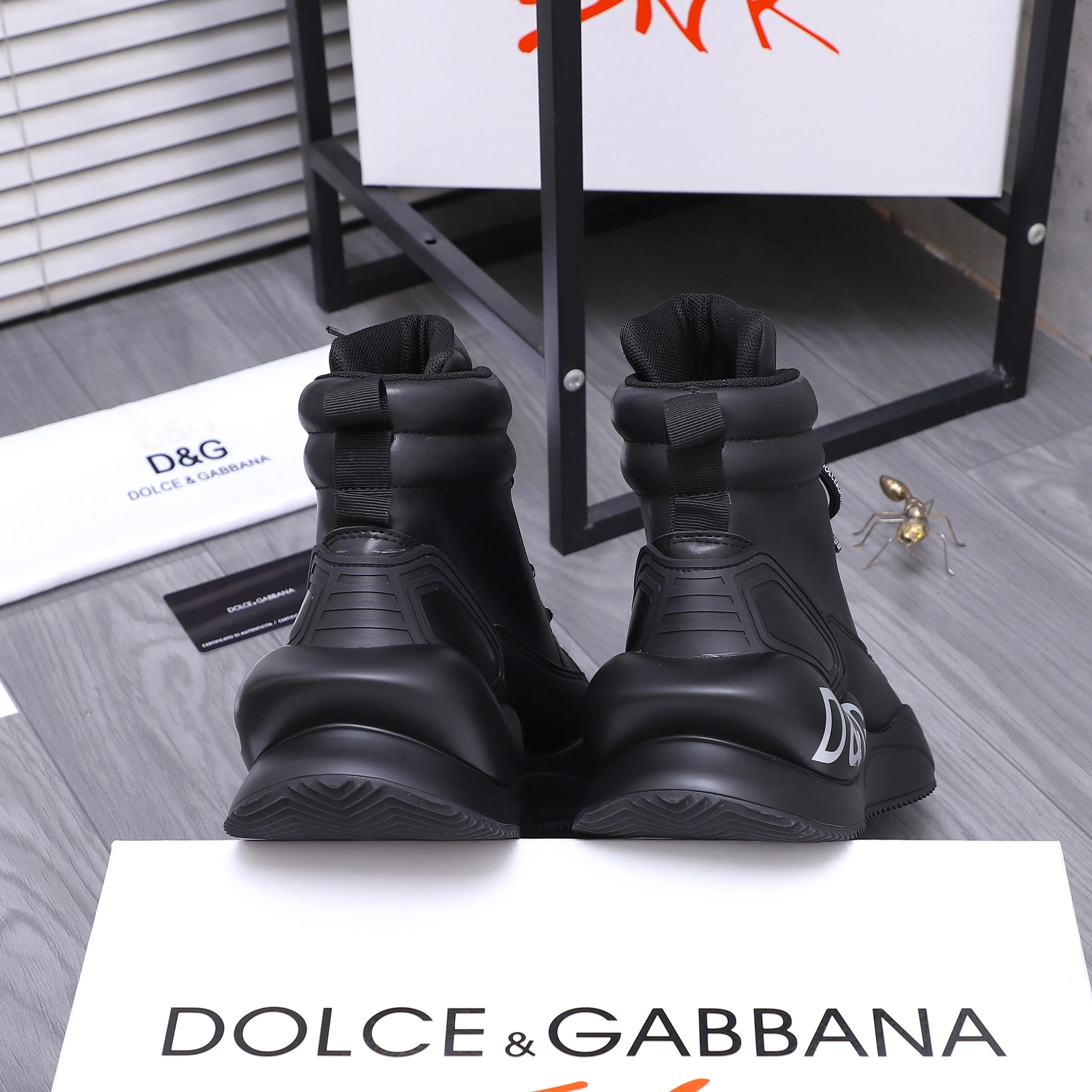 Men's shoes 💰p540 Product trademark: DG (Dolce & Gabbana) high-top casual shoes for couples. Regular size: 36-46 (45.46 is custom-made and non-returnable) Product materials: Selected cowhide stitching upper, mesh lining, cowhide insole, rubber outsole